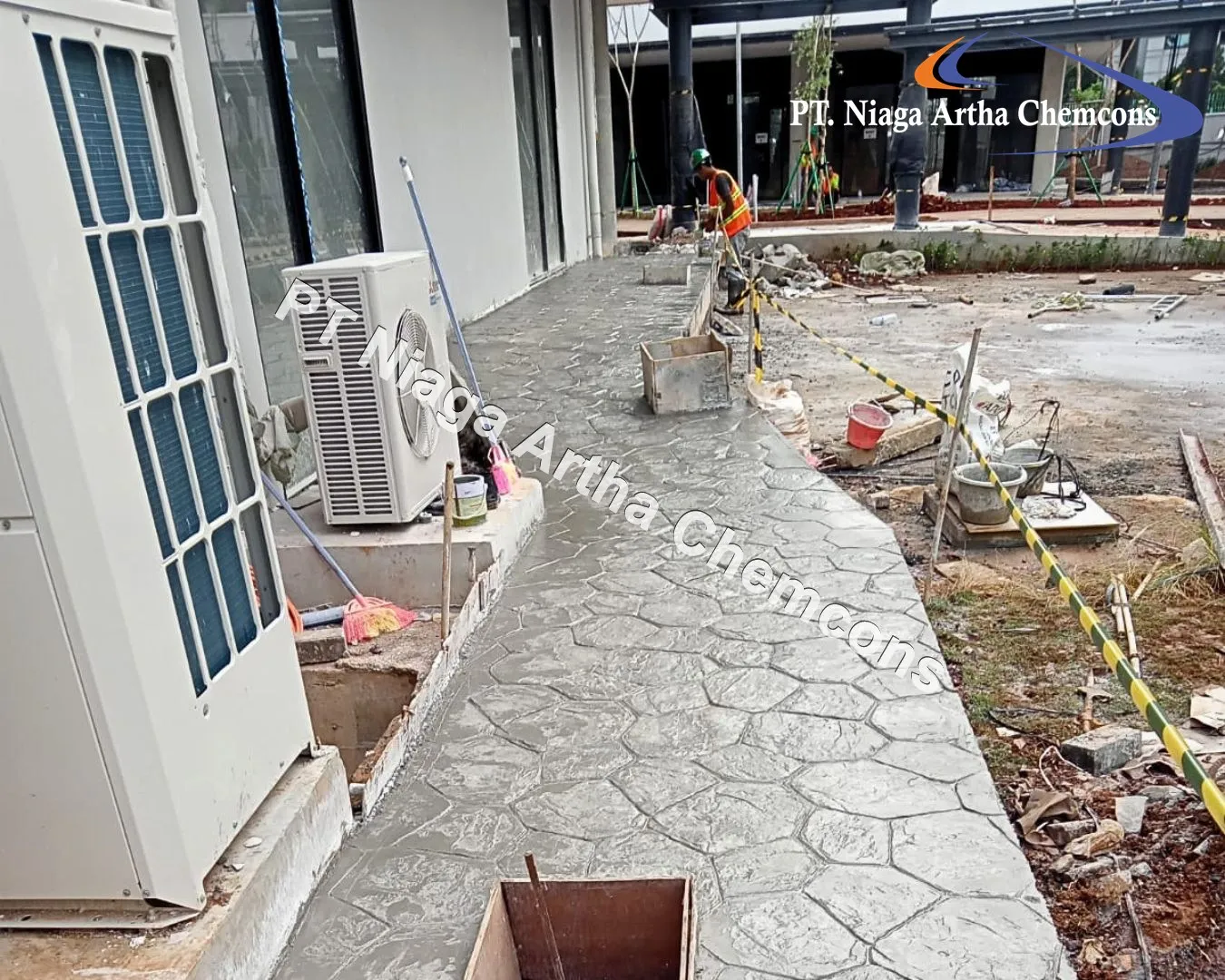 Proses pemasangan stamped concrete motif batu alam pada area pedestrian oleh kontraktor profesional.